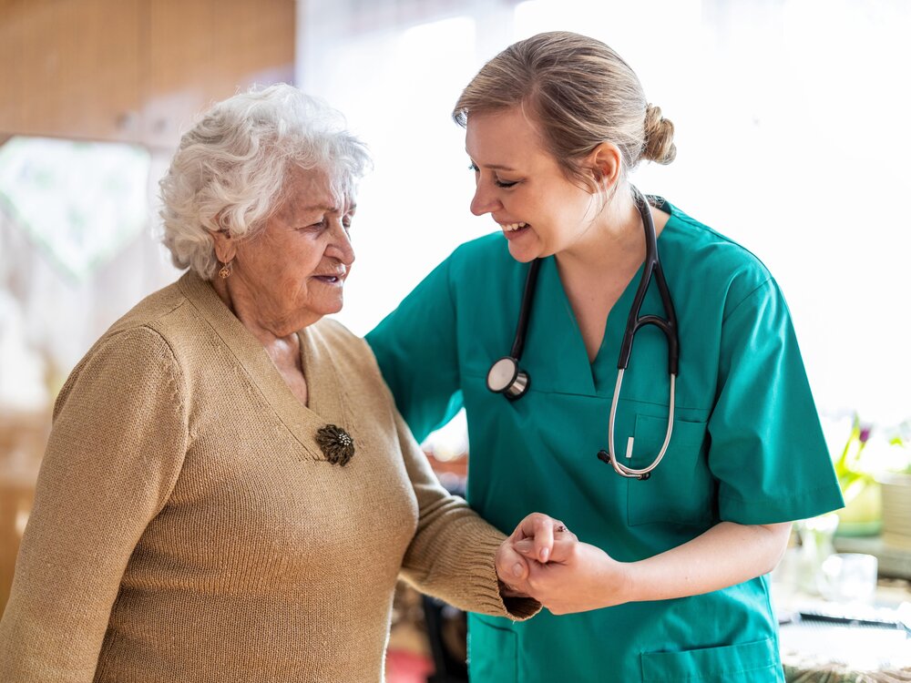 consulta con profesionales de la salud como fisioterapeuta geriátrica 